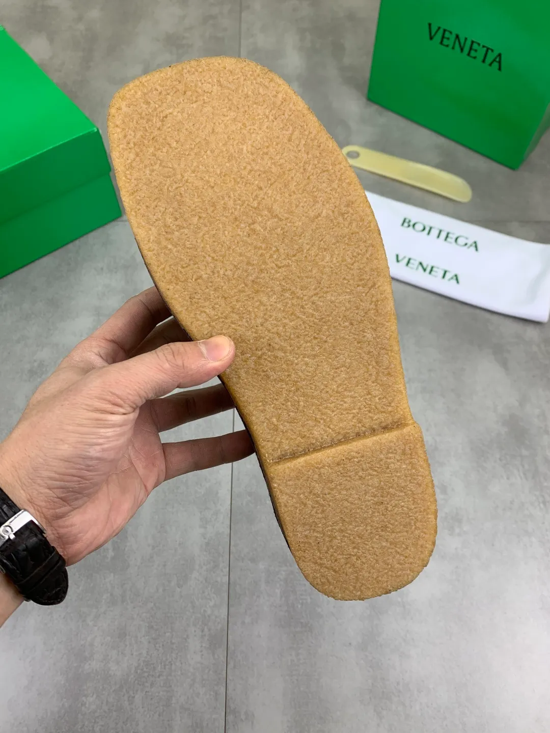 Men's men's shoes 💰P740 New model 💰 Top quality (beef tendon outsole series) 💎💎💎 BOTTEGA VENETA official website synchronizes the latest model, top version of the market's highest version of BV business leather shoes, accept material comparison, shoe type comparison, process comparison, practical and texture, versatile, suitable for any occasion, the more you look at it, the more flavorful it becomes. Pure hand-woven craftsmanship - upper material, imported original hand-woven calfskin - high-quality water-dyed sheepskin lining - original private model customized beef tendon outsole -Size: female 35-39 (34 40 customized) male 39-44 (38 45 customized) Comes with original BV green box, complete packaging.